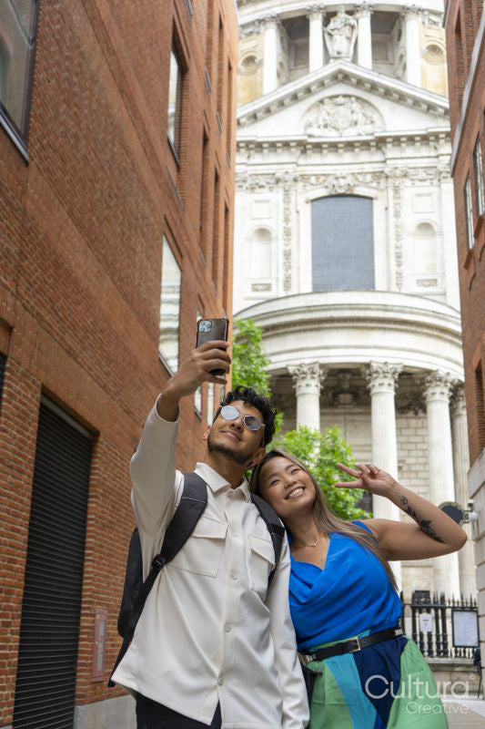 United Kingdom, London, Tourist couple taking selfies
