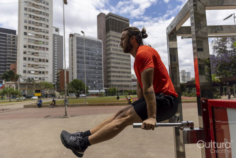Brazil, Sao Paulo, Man in sports clothing exercising in park