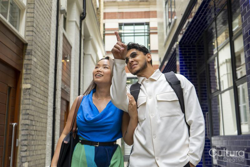 United Kingdom, London, Tourist couple looking at buildings