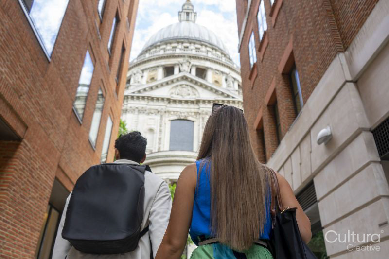 United Kingdom, London, Tourist couple looking at St Paul''s Cathedral