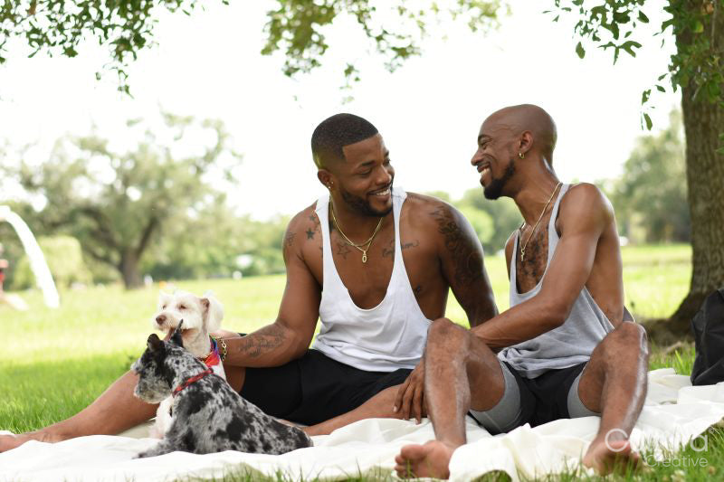 Louisiana, Smiling couple with dogs having picnic on lawn in park