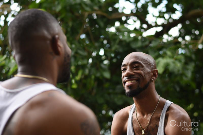 Louisiana, Smiling couple talking in forest